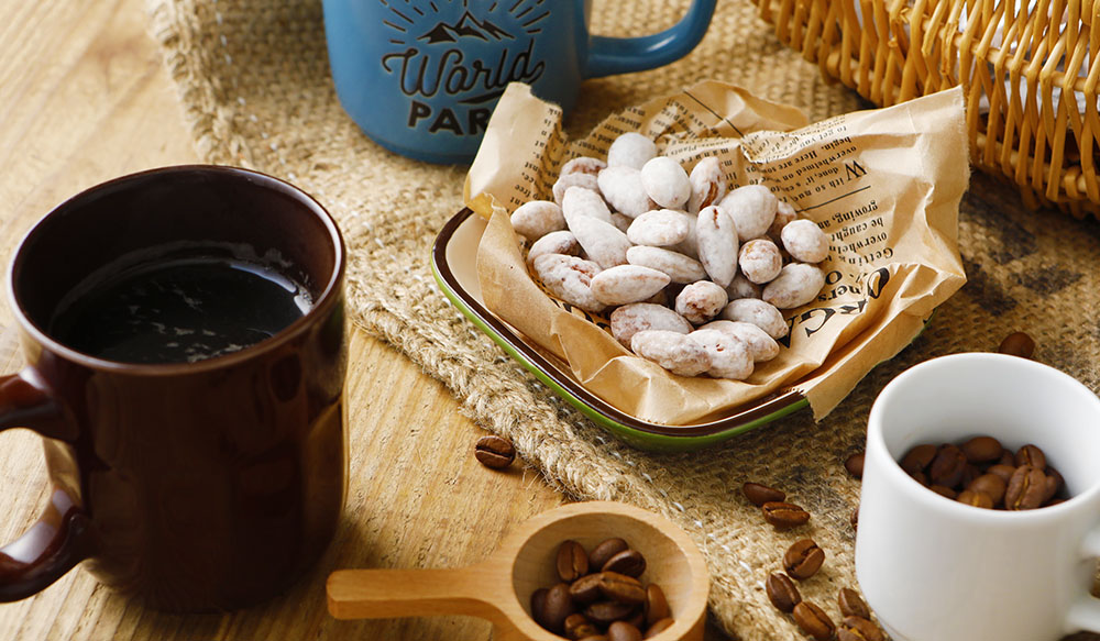 朝食代わりにも最適なナッツリンクのフレーバーナッツはナッツの持つ食物繊維の特徴を引き出す水分はコーヒーやお茶などさまざまな飲み物と相性抜群です。