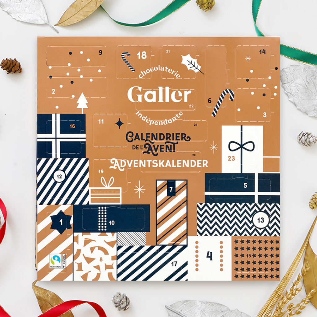 2023年のクリスマスには毎年人気のベルギー御用達ガレーチョコレートの2023年のクリスマスアドベントカレンダーはシックなダークベージュにホワイトやネイビーで描かれたギフトボックスのデザインとなっており、とてもシックでリビングにおいておいてもさまになるデザインです。